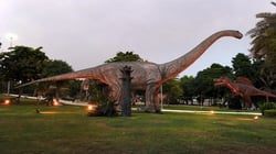 حديقة الديناصورات في دبي: تجربة استثنائية لعشاق المغامرات والتاريخ