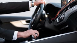 دليل حجز سيارة مع سائق في الإمارات والتكاليف