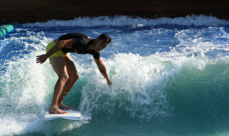 الألعاب والعروض في ارض الاساطير