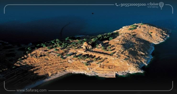 جزيرة تشارباناك في بحيرة فان