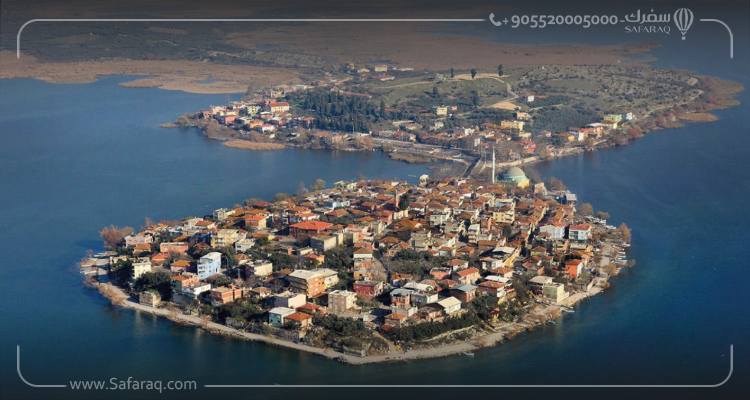 Le village au bord du lac de Gölyazı