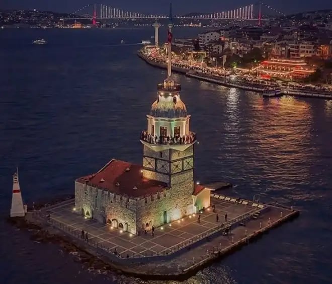 maiden's tower in night