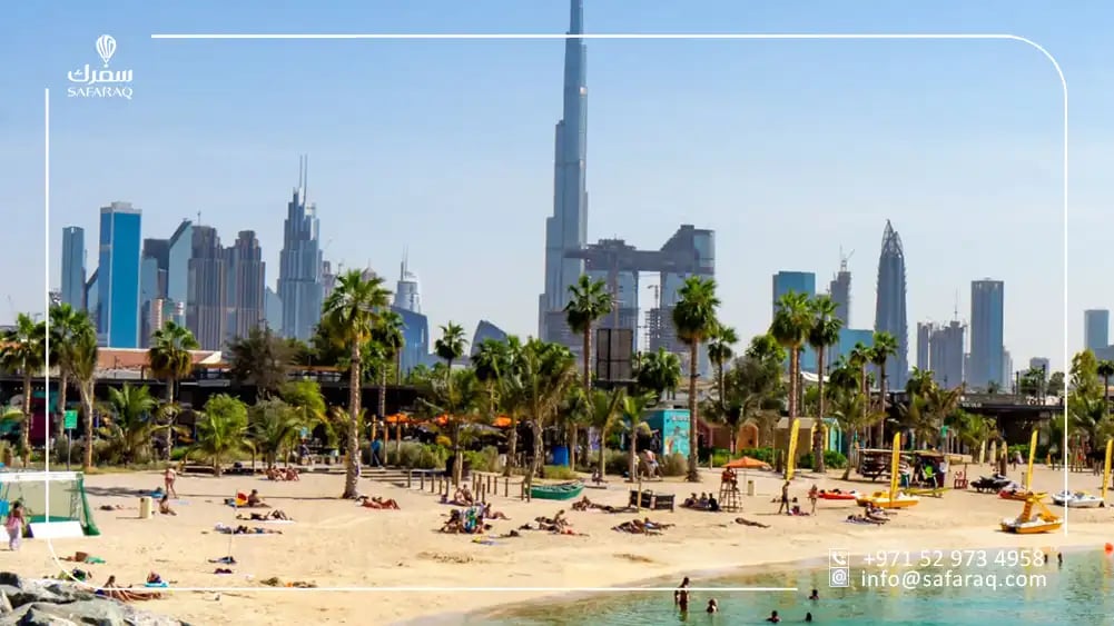 الناس يستجمون على شاطئ الممزر