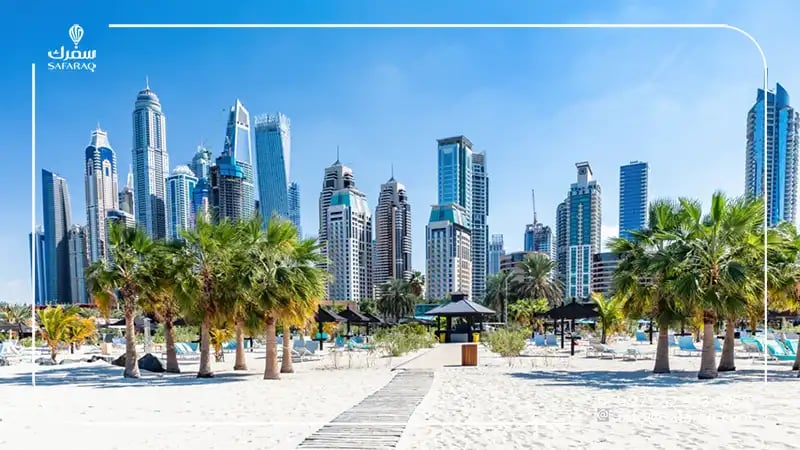 الرمال الجميلة على شاطئ مارينا