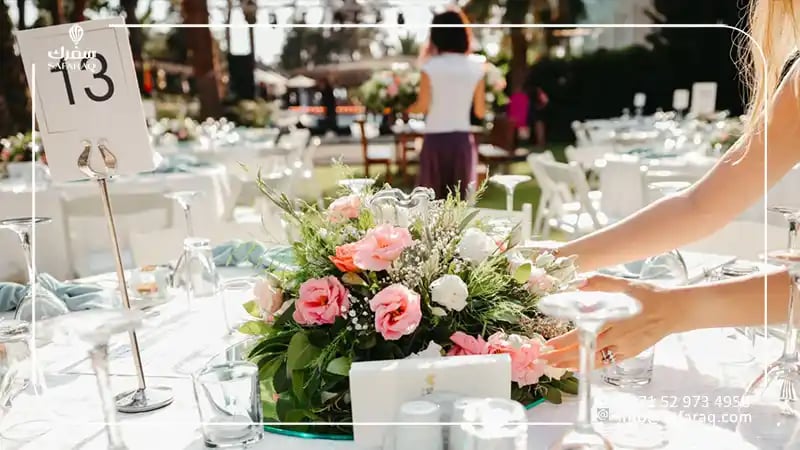 وضع الزهور خلال تنظيم حفل زفاف