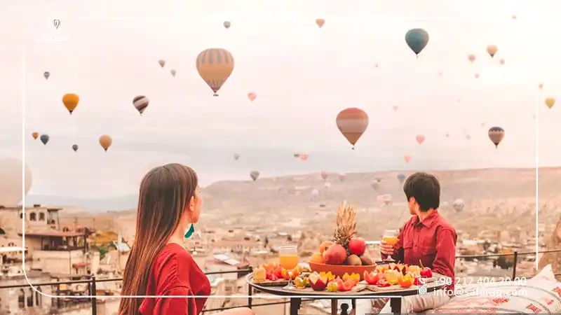 سياح يستمتعون بمظهر المناطيد في كابادوكيا