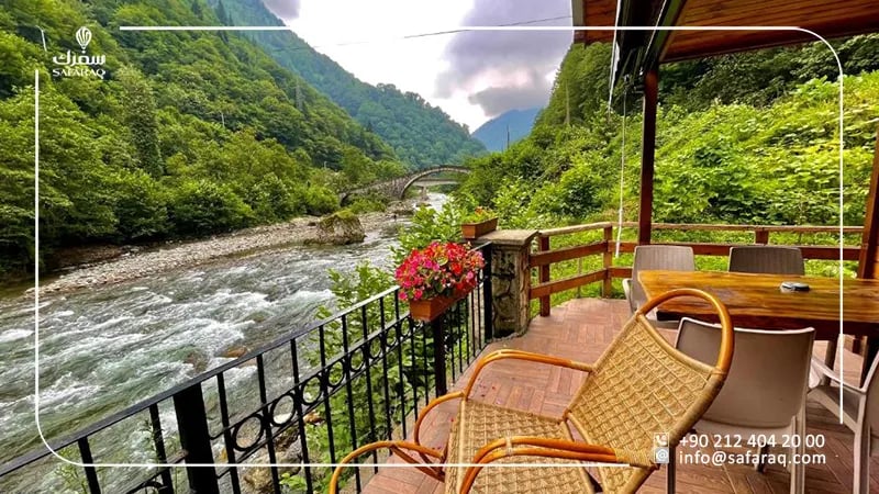 أكواخ على النهر في ريزا