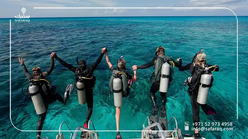 مجموعة من الغواصين المحترفين في دبي