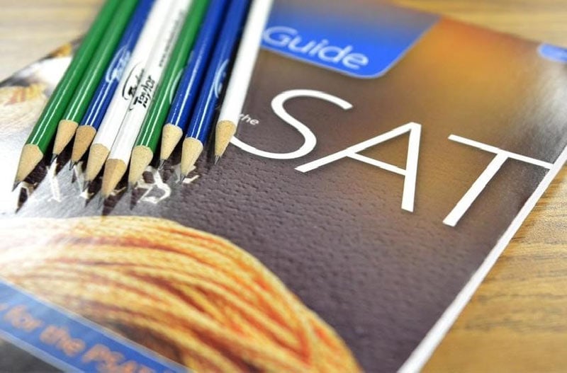 الجامعات التي تطلب اختبار sat