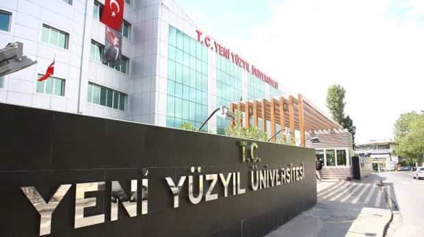 أين تقع جامعة يني يوزيل في اسطنبول؟