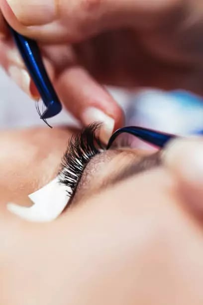 عملية زراعة الرموش في تركيا
