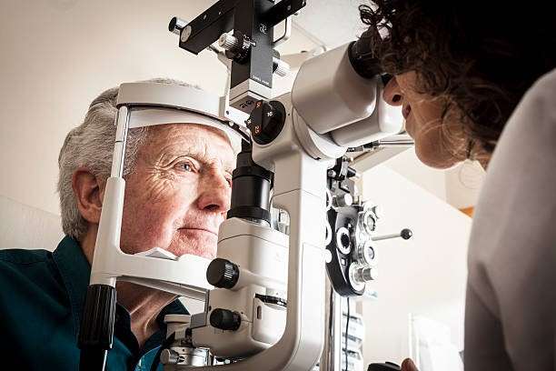 علاج طول النظر الشيخوخي