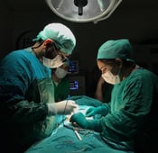 عمليات شفط الدهون بالفيزر في تركيا والأسعار 2025