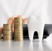 مقارنة تكلفة زراعة الأسنان حسب الدول 2025
