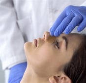 الفرق بين تجميل الأنف وتصحيح الحاجز الأنفي