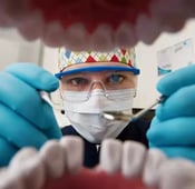 نقص عدد الأسنان الأصلية: الأسباب وطرق العلاج