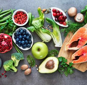 أهم 12 عنصر غذائي لصحة اللثة