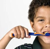 8 طرق للعناية بالأسنان للأطفال