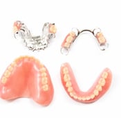 طقم الأسنان المتحرك: الأنواع والمميزات والعيوب