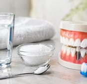 أهمية الماء والملح بعد زراعة الأسنان وفوائده في تسريع التعافي